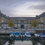 Large With Canal View In Cph Lejlighed